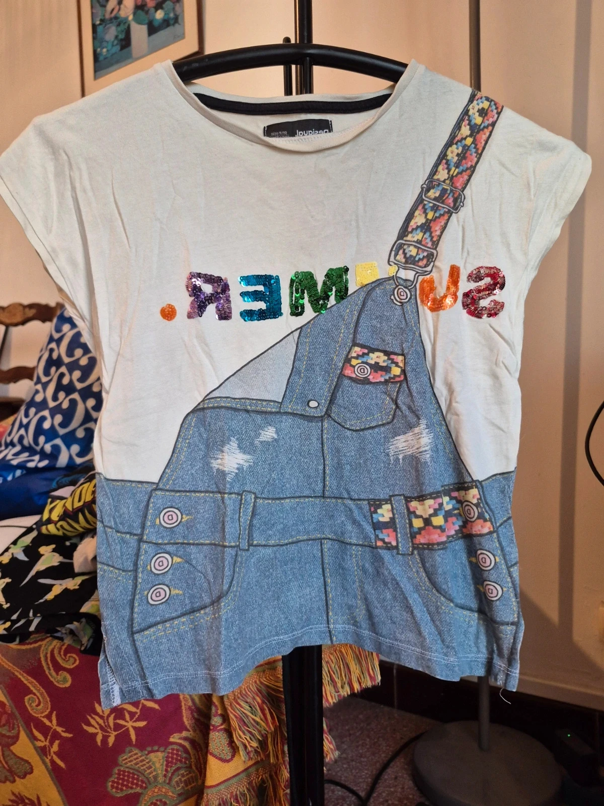 T-shirt original Desigual trompe-l'œil salopette et sequins